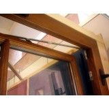 Деревянное окно, предлагаемое торгово-промышленной компанией «Практика»