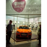 Корреспондент мультимедиа издания OKNA.BZ Всесветский Михаил на фоне оранжевой "революционной" машины